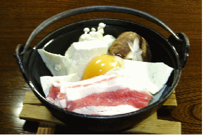 八戸の居酒屋　串焼きと旬菜「来るくる」肉豆腐鍋です