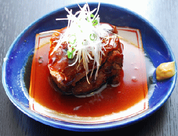 八戸の居酒屋　串焼きと旬菜「来るくる」特製たれの豚角煮です